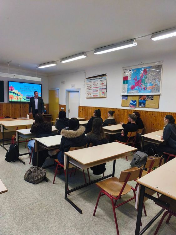 Pályaválasztási előadás a Eötvös József Gimnázium és Kollégiumban Tiszaújvárosban