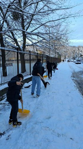 Hóhányóink ma ismét segítenek az iskola  környékén is